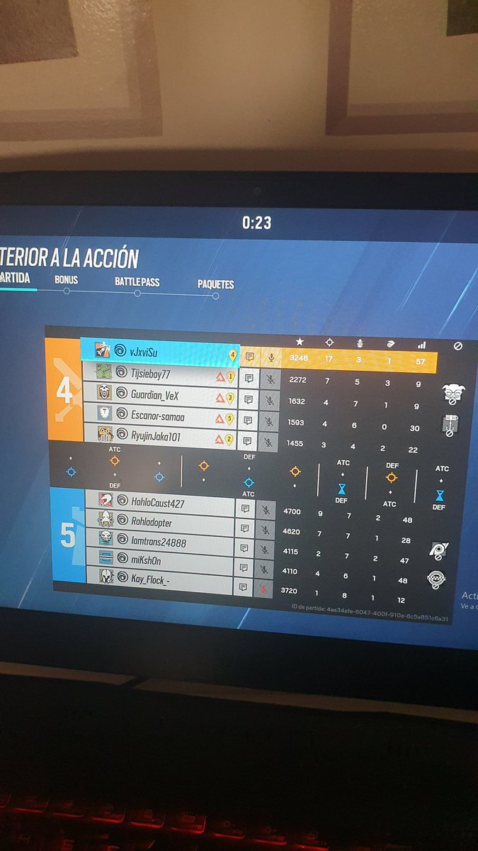 Pierdo la fe en el juego, me toca un team que desde la ronda 1 está trolleando, suicidandose, run-out sin sentido. En ataque el escanor pilla montaña y sedax para quedarse en el respawn en una esquina y encima da igual q me haga 17 pepos si luego me quitan 25 puntos y me dan 13