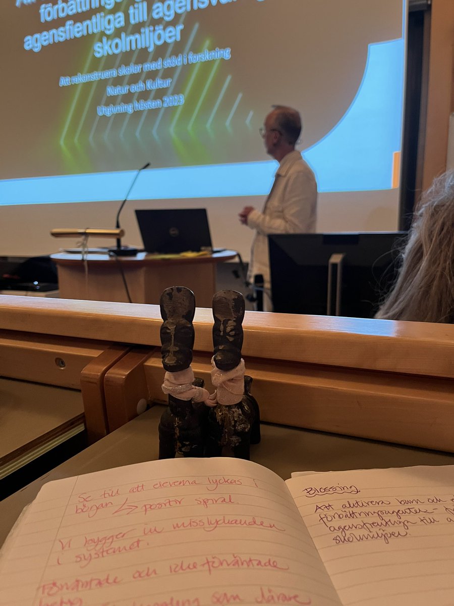 <a href="/ForskarBlossing/">Ulf Blossing</a> pratar, hon skriver och vi bara njuter av att vara med. 😍 #afkVarberg23 #hildapollymarre #afkåsnan