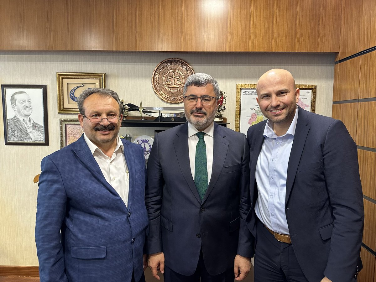 SGK Daire Başkanı Sait Sağ ve beraberinde Kadir Kılıç'ı Gazi Meclisimizde misafir ettik.

Ziyaretleri için teşekkür ediyorum