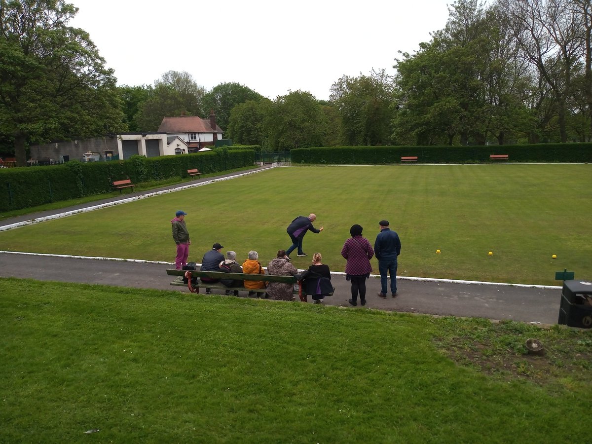 Biggest thanks to East End Park Crown Green Bowling Club for our recent group session with our Wellbeing Walks group! We had fun learning new skills, got some exercise in the sunshine & enjoyed spending time together in a lovely space ☀️😊🌿 @Touchstone_Spt @LinkingLeeds