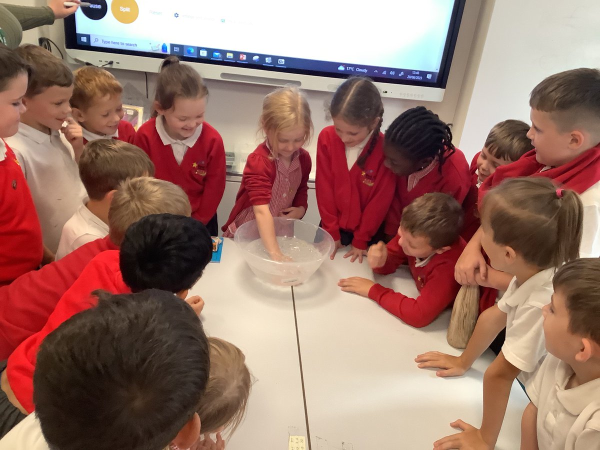 westheathprim's tweet photo. #WHPSClass3 have been experimenting this afternoon. We worked from our planned methods to carry out an experiment to see how blubber supports whales in keeping warm. We reflected on our predictions and reported our conclusion: whales need their blubber! #WHPSScience 🔬🐳⚗️ https://t.co/zxtnCtvXkC