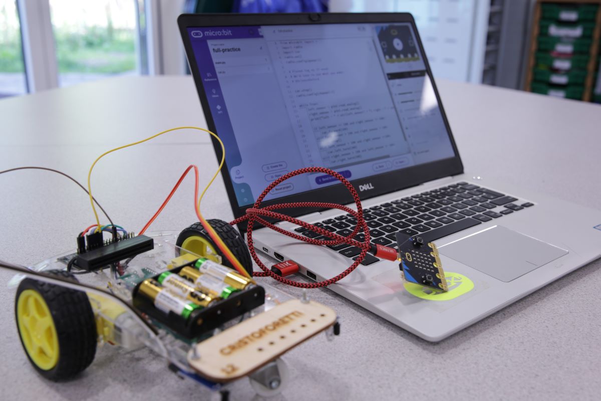 scienceoxford's tweet photo. Year 11 - 13 students: Applications are open for our free 2-week #STEMSummerExperience! 24 July to 4 Aug. #Coding & #Robotics, and more! Broaden your views of STEM careers. Be inspired by experts. Visits to and from local STEM companies. https://t.co/fs2mt1a9sa #STEMCareers https://t.co/RSzzUx4bQH