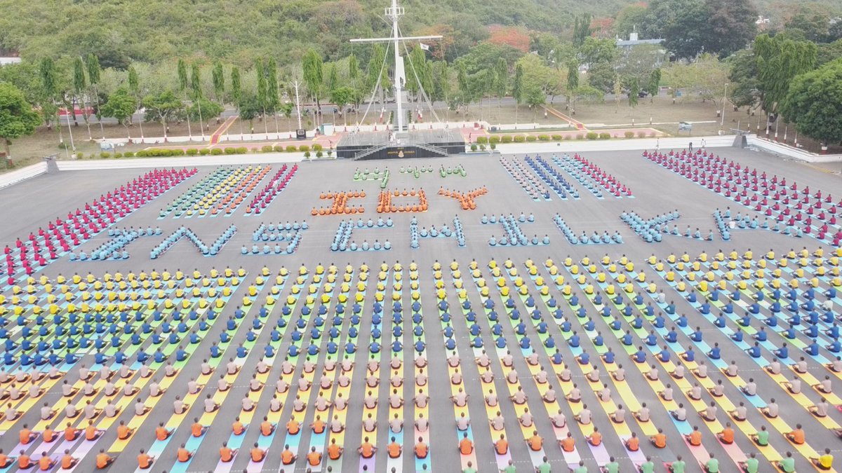 #YogaForWellnessAtSNC #IDY2023 Yoga today and everyday 🧘🧘‍♀️ Meet #Agniveers of @Indiannavy discovering their pathway to inner peace and balance ⚖️⚓ Enhancing their focus, flexibility, and resilience to start their journey towards becoming exceptional defenders of our seas…