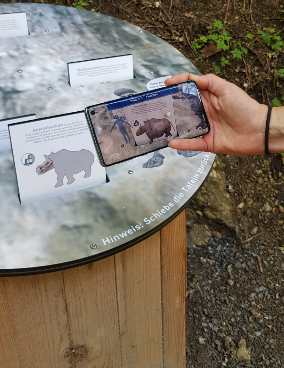 Auf dem neuen GEO-Erlebnispfad in Scheidegg werden Ur-Elefanten und riesige Haie lebendig: Kinder, die mit dem Maskottchen Steiny (eine App) unterwegs sind, erleben eine virtuelle Zeitreise. scheidegger-wasserfaelle-allgaeu.de