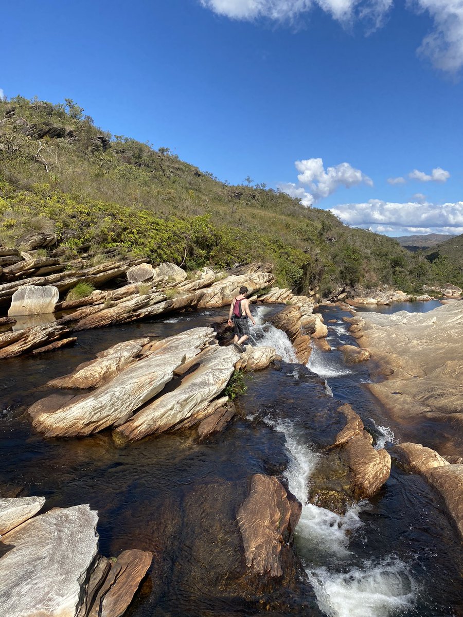 Re_Haide's tweet photo. Cachoeira tbm totalmente diferenciada, com umas pedras que não sei descrever de tão lindo https://t.co/gEfUwGwCYM