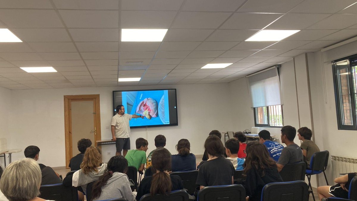Esta mañana alumnos de 1ºESO han recibido una charla por parte de David Uruñuela, miembro de la Organización Nacional de Transplantes. Les ha contado muchas cosas interesantes: cómo y quién puede donar y muchos más datos muy interesantes. Gracias por tan interesante charla.