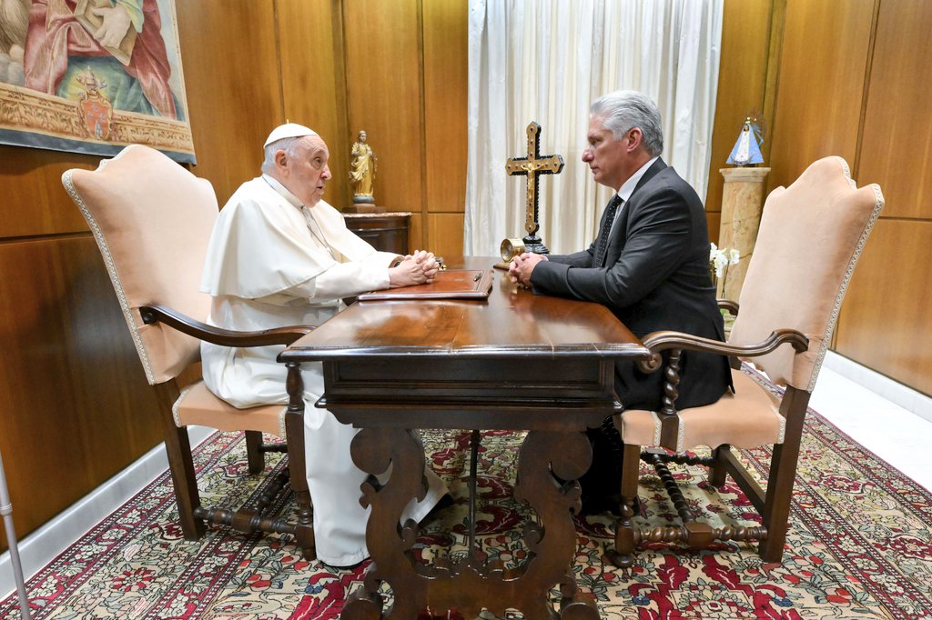 BrunoRguezP's tweet photo. El Pdte @DiazCanelB y Su Santidad el Papa Francisco @Pontifex_es, reflexionaron sobre problemas globales y contexto actual de #Cuba.

El encuentro se desarrolló en un ambiente de diálogo franco y cálido, como caracteriza a las relaciones bilaterales 🇻🇦🇨🇺.

#DíazCanelEnElVaticano https://t.co/4etXDp3e8O