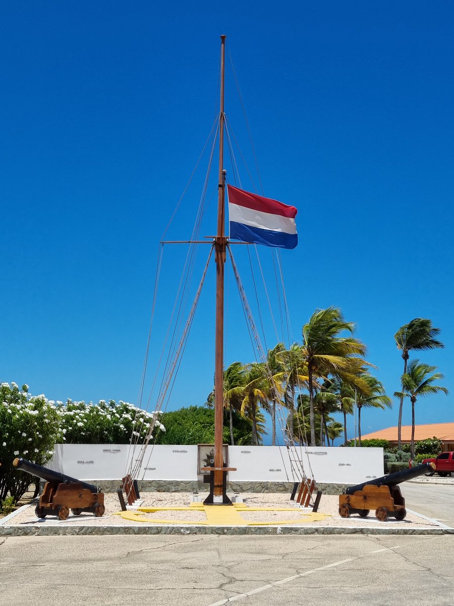 HansHijman's tweet photo. Op werkbezoek in de West met PC-ZSK wordt ook op 'de mooiste kazerne van het Koninkrijk' de toekomst van onze @kon_marine toegelicht. #SailPlan
Daarnaast mooie gesprekken kunnen voeren met onze mensen op Aruba! https://t.co/7kw2z9l5nw