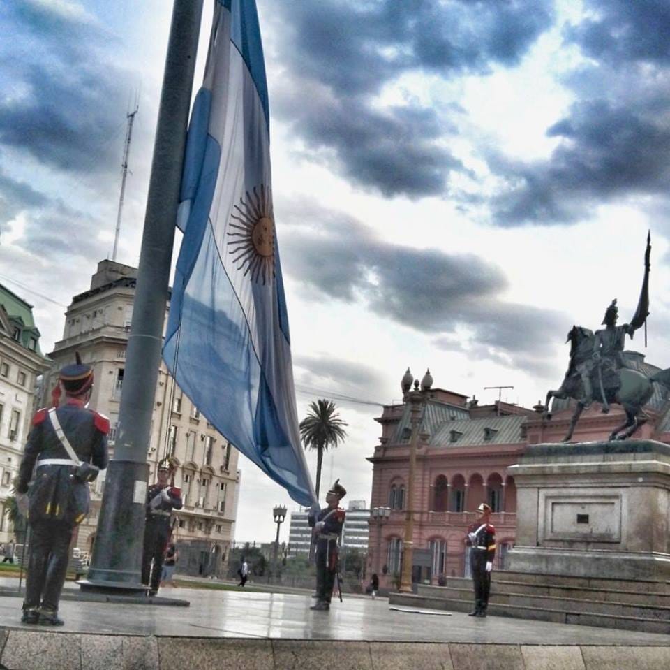 Belgrano y nuestros próceres hicieron los cimientos de una Patria que hoy iza una bandera que nos representa en el  mundo entero. ¡Revaloricemos ese legado juntos! Hagamos renacer a nuestra Argentina y que estos colores vuelvan a flamear en lo más alto 🇦🇷.