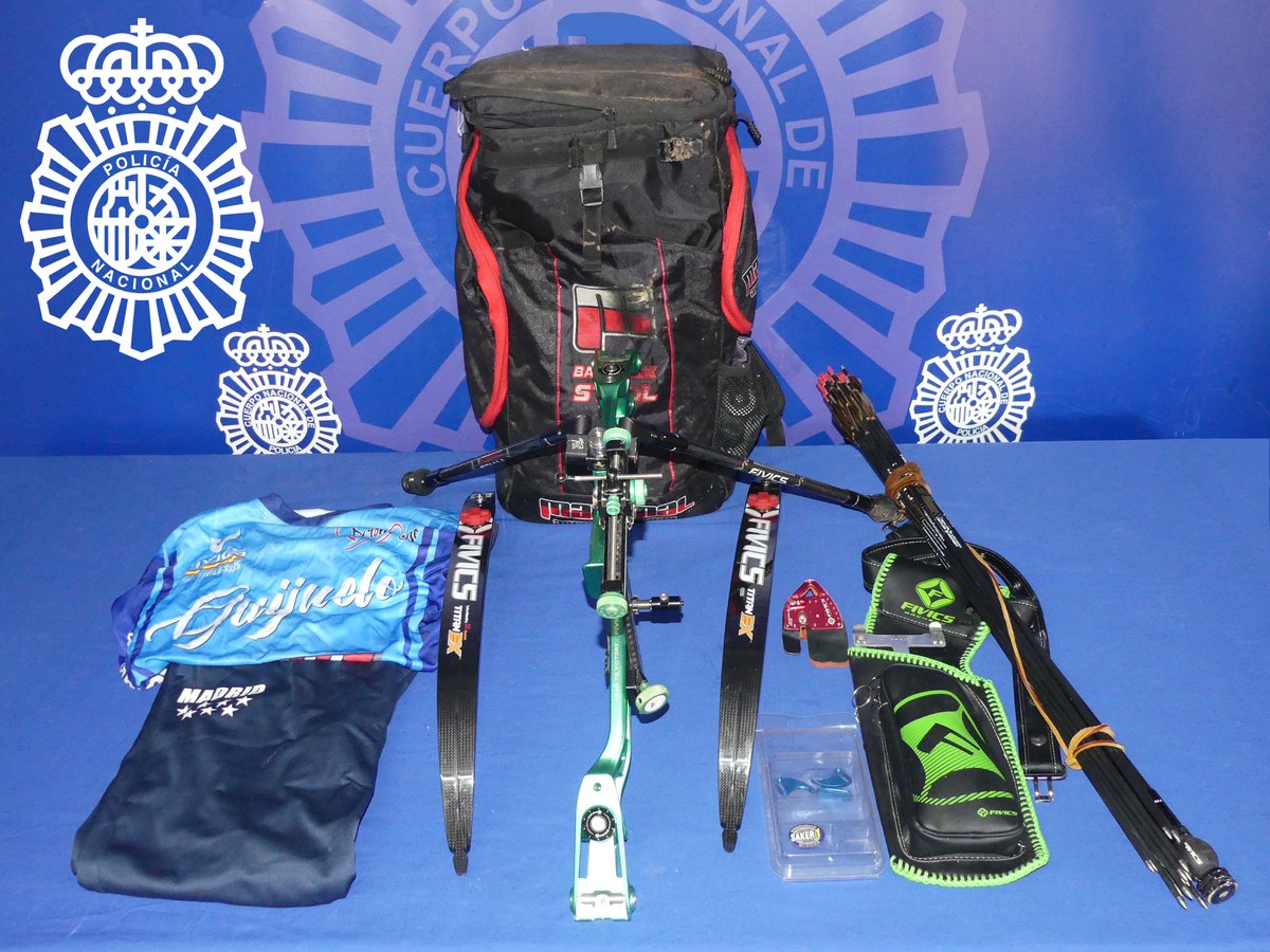 SUCESOS

Recuperado el material deportivo robado del coche del arquero salmantino <a href="/Carliquisigle/">Carlos Iglesias</a>.