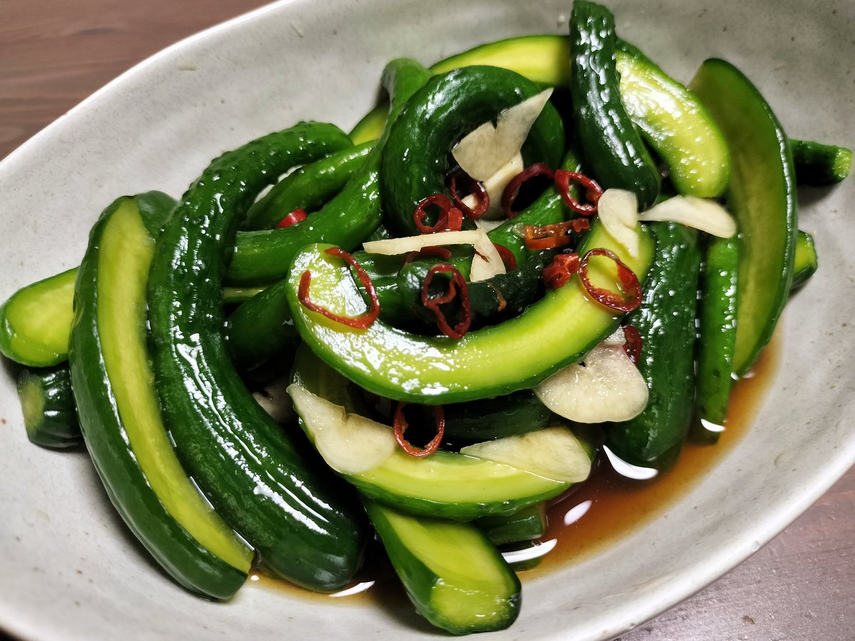 カルディの「黒麻婆の素」で麻婆豆腐を作りました。 結構辛い…けど後引く美味しさでこれは癖になるかも…🤤🍺 あと姫胡瓜の甘酢漬けを作りました🥒✨✨  #Twitter家庭料理部
