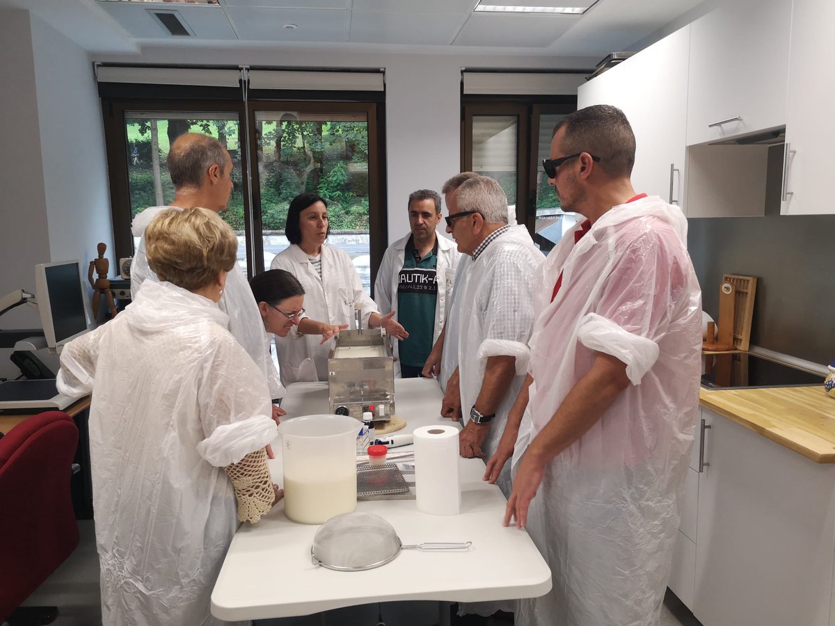CSICasturias's tweet photo. Taller de adultos ONCE. La ciencia en tus manos @ONCE_oficial @FECYT_Ciencia @iplacsic @CSICdivulga @SCTAsturias https://t.co/NTnNl5dGmV