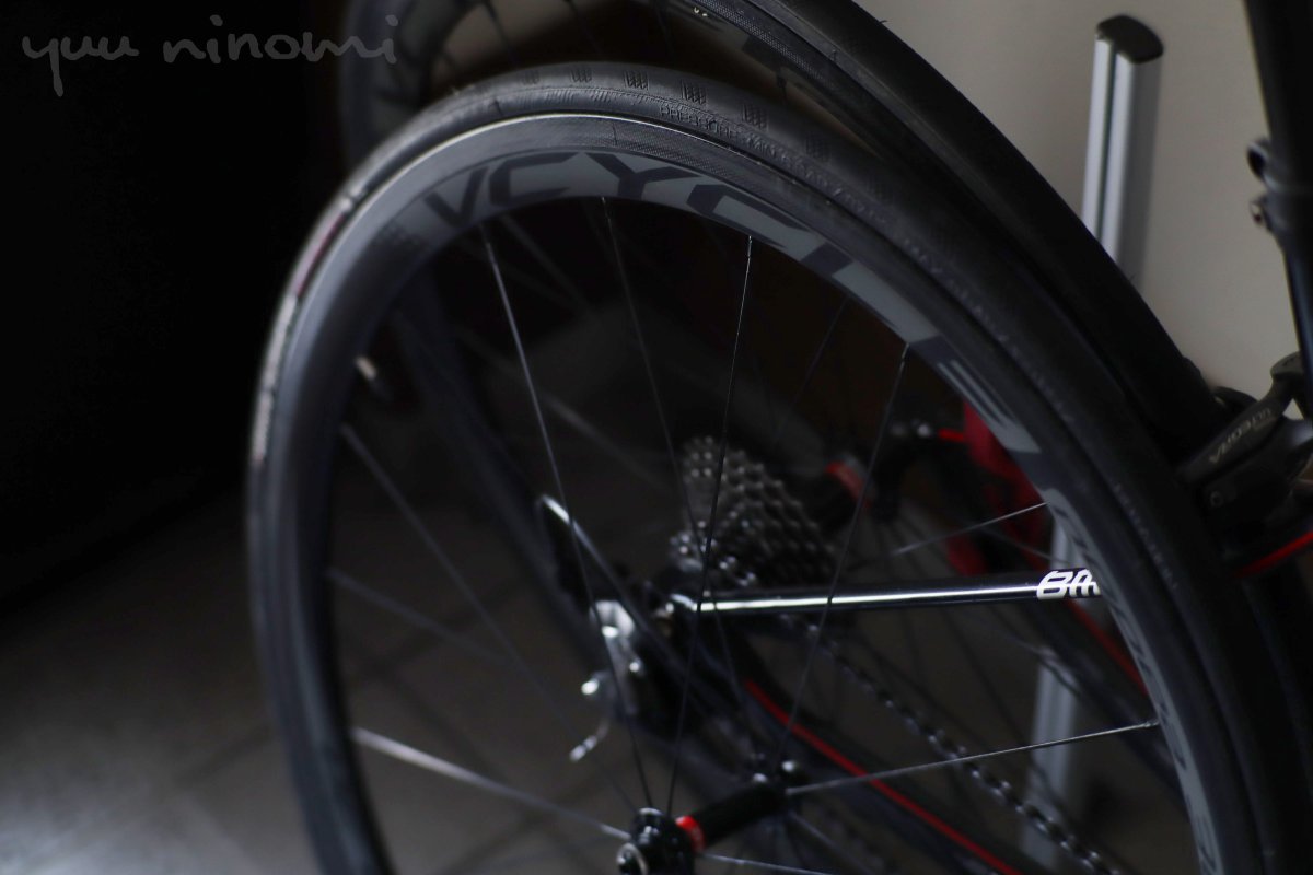 nino4626's tweet photo. #VCYCLE Nopea なる謎カーボンホイール、6年目にして終わってしまいました。
原因はスポーク破断。1本ニップルごと折れて、さらにもう1本…

まあ使い始めて4年目あたりからバキバキ音が鳴っていたので、覚悟はしていました。
リアはかろうじて生きてるので様子を見つつ継続使用したいと思います。 https://t.co/8jy4Tt0jKv