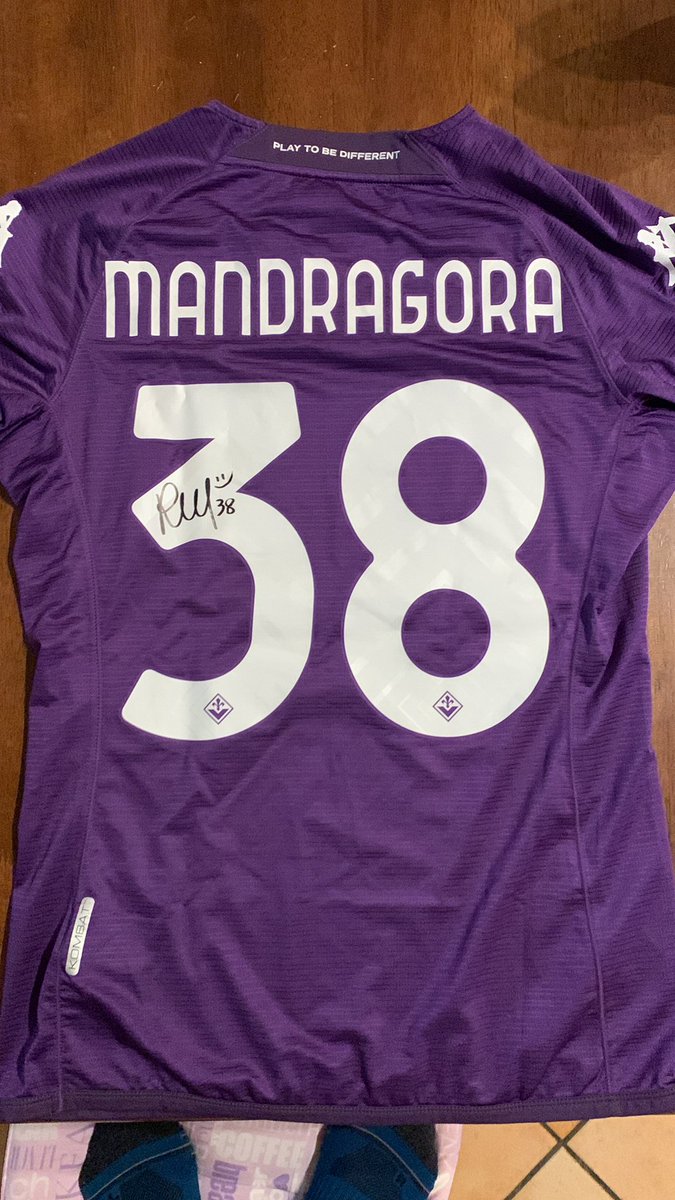 GuadagniMatteo's tweet photo. Volevo ringraziare @StarcksOfficial per avermi dato la possibilità da avere la maglia autografata di #Mandragora della @acffiorentina. 
#SerieA #Fiorentina #Mandragora #calcio #Starcks #football #crypto 

https://t.co/PNPD53BD1p https://t.co/N9Ranoehgu