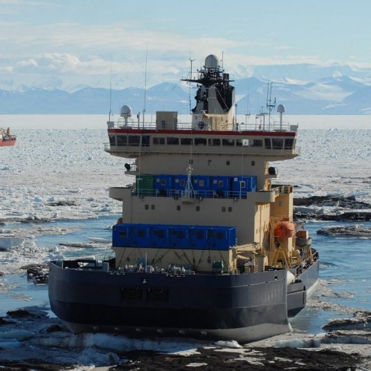 Kungligheter och isbjörnar på besök hos vår isbrytare Oden 👑🐻‍❄️ Nu har vi fått det tredje och sista resebrevet från Polarforskningssekretariatets expedition i Arktis. Läs mer om Odens spännande resa här: sjofartsverket.se/sv/framtidens-… @polarforskning #isbrytare