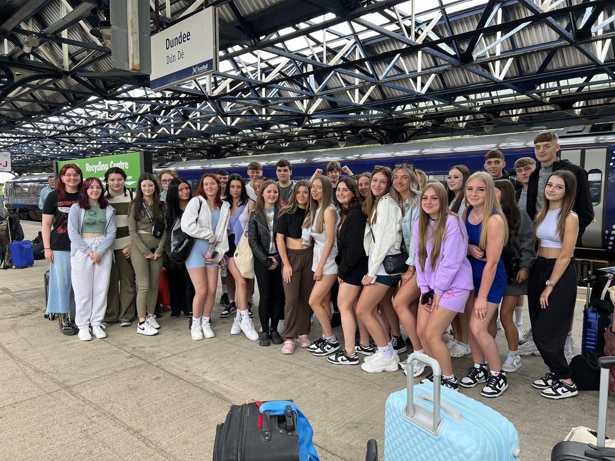 London bound 🚇🏨 💨 👩🏽‍🤝‍👨🏼🥳 @stpaulsdundee #dundeelearning