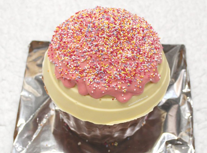 MelanieMse's tweet photo. Find out how to make this great pinata cake on my blog!!! #cake #pinatacake #smashcake #chocolate #cake #funcake #recipe #foodblogger #birthday #birthdaycake #birthdaycakeideas https://t.co/gXvNR7FUWD