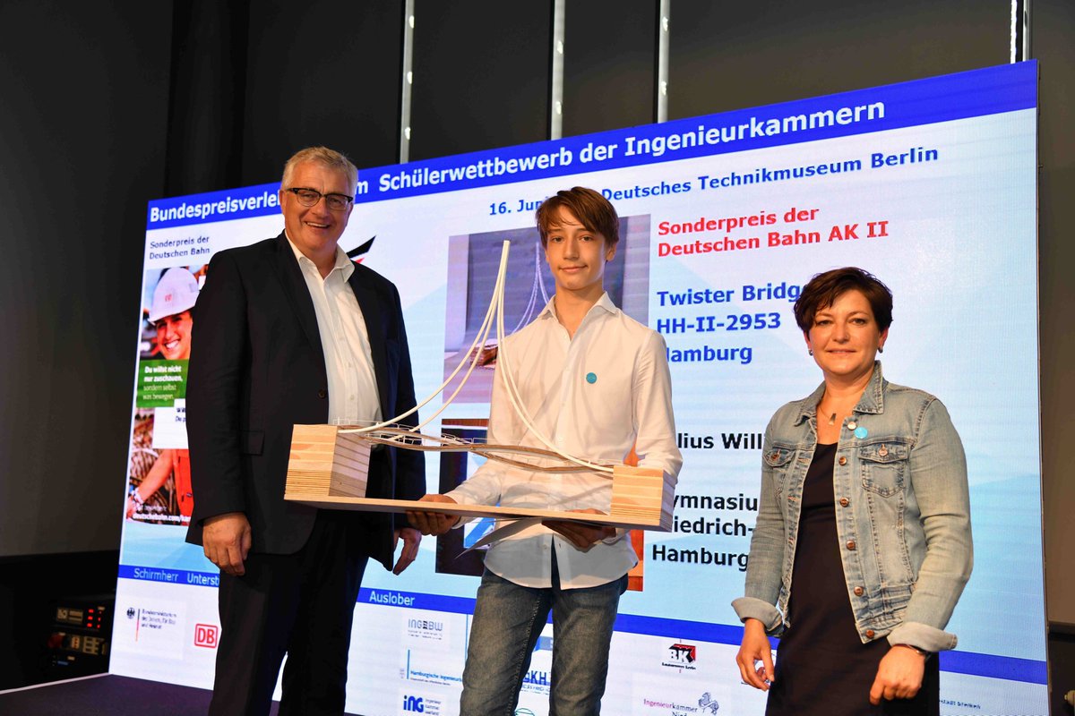 hikbau's tweet photo. Beim Schülerwettbewerb https://t.co/GxA2ekeMCg der deutschen Ingenieurkammern, diesmal unter dem Motto "Brücken schlagen", hat der Hamburger Schüler Julius Willich für seine "Twister Bridge" den Sonderpreis der Deutschen Bahn (Altersstufe II, ab Klasse 9) gewonnen. Darüber 1/3 https://t.co/RqR5iQryqw