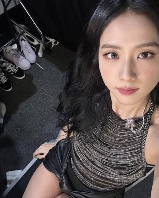 Dare i say this is the CUNTIEST and the best outfit jisoo wore in bornpink tour