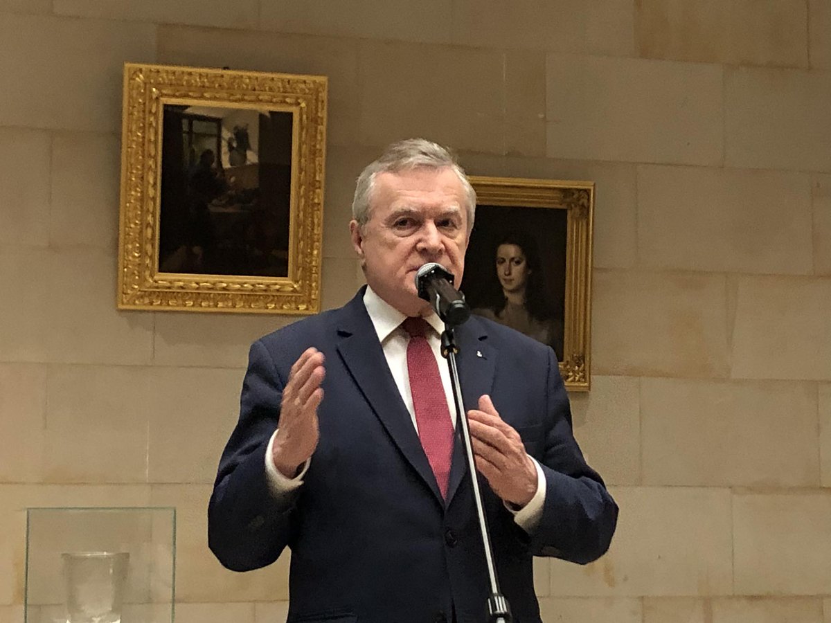 kultura_gov_pl's tweet photo. Wicepremier @PiotrGlinski w @Muzeum_Narodowe: Obrazy, które odzyskujemy wracają do swoich przedwojennych ram, przechowywanych w naszych instytucjach. O tym mówi nasza akcja #PusteRamy. Kolejne puste ramy, które czekają na następne działa sztuki. Obecnie prowadzimy 150 procesów restytucyjnych w 15 krajach. Nie wszyscy chcą współpracować, ale krok po kroku przełamujemy kolejne bariery, przez co do Polski wraca coraz więcej dzieł sztuki.