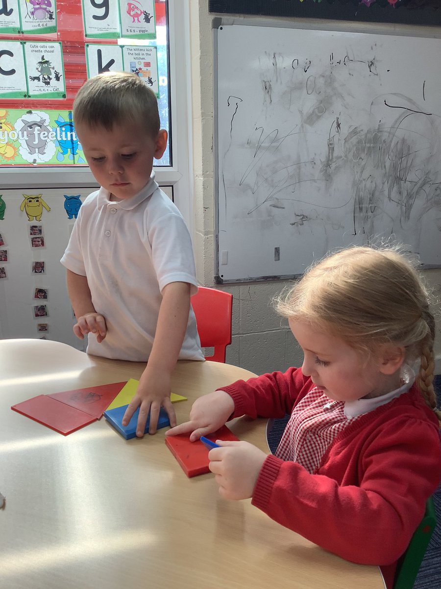 HasNursery's tweet image. We have been identifying and exploring the properties of 2D Shapes 🟥🟡🔶🔺

#MagicMaths #EYFS