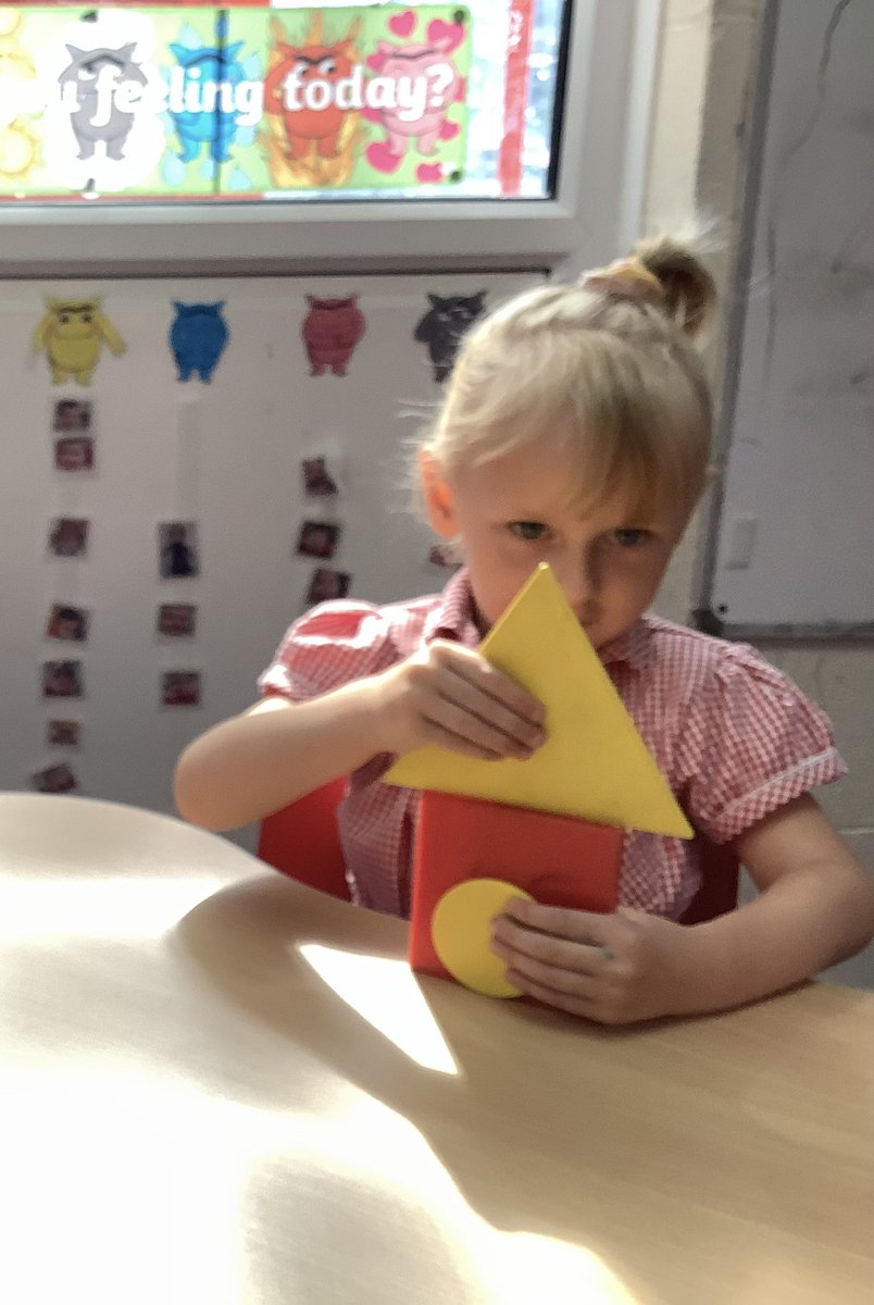 HasNursery's tweet image. We have been identifying and exploring the properties of 2D Shapes 🟥🟡🔶🔺

#MagicMaths #EYFS