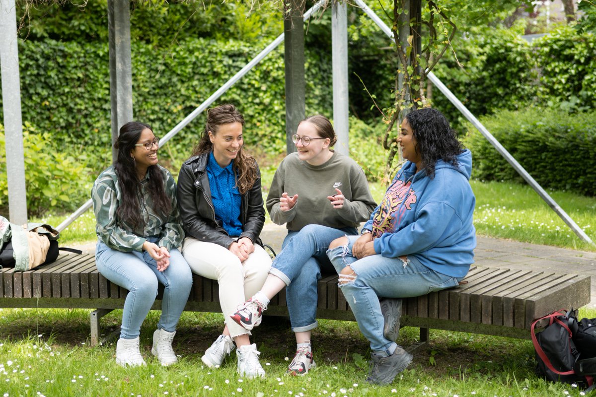 Een lichte afname van studiestress en depressieve gevoelens, een verbetering van de ervaren docentbetrokkenheid en zich thuis voelen. Ten opzichte van de coronajaren voelen studenten zich weer wat beter, zo blijkt uit de Studentenwelzijnsmonitor 2023 van ons lectoraat