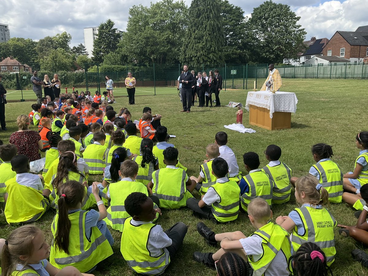 It was pleasure to joins @stedcamp or their Corpus Christi walk of adoration. The children joined their voices in prayer and reflection. #catholiclife https://t.co/CWL5fArTrS