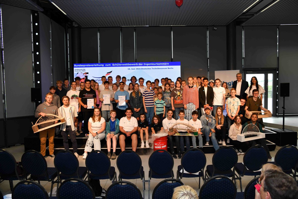 hikbau's tweet photo. freuen. Gratulation! Ausgewählt wurden die Preisträger*innen (Foto) von einer fünfköpfigen Fachjury unter dem Vorsitz von Prof.Dr.-Ing. Helmut  Schmeitzner, Vorstandsmitglied der Bundesingenieurkammer. Alles Weitere zum Wettbewerb hier: https://t.co/p83rGGh4UL 3/3 https://t.co/2PmTEbXhKU