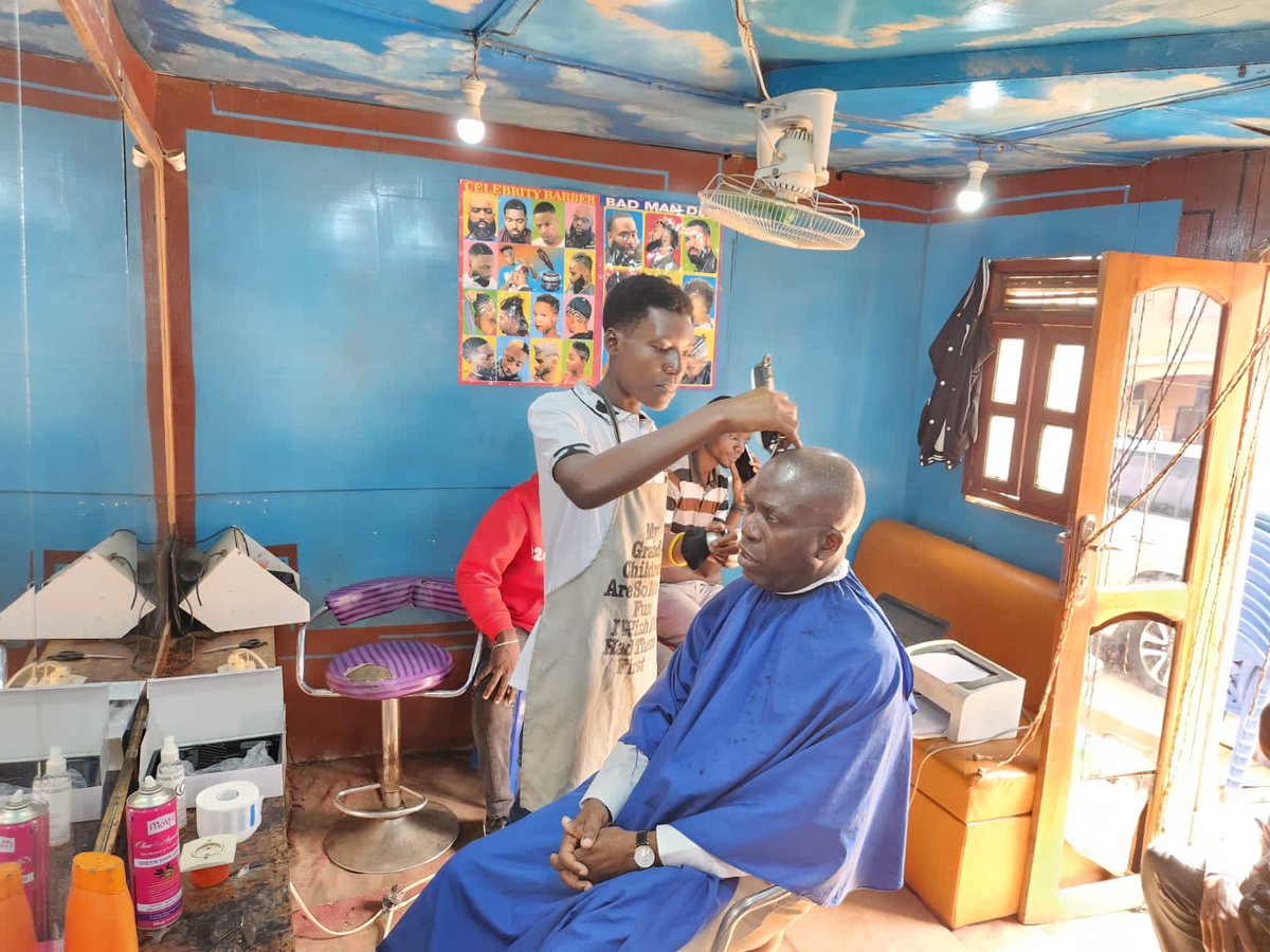 Mapon_Matata's tweet photo. Voulant palper du doigt la vraie température de la vie des ituriens, je me suis fait coiffé dans un quartier populaire de Bunia. A la sortie du salon de coiffure, de nombreux habitants de Bunia sont venus communier avec moi. Leur joie était immense. https://t.co/kLtIul9815