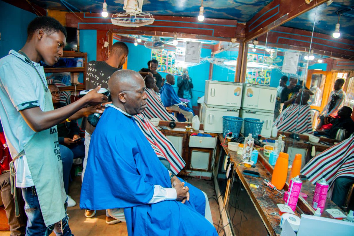 Mapon_Matata's tweet photo. Voulant palper du doigt la vraie température de la vie des ituriens, je me suis fait coiffé dans un quartier populaire de Bunia. A la sortie du salon de coiffure, de nombreux habitants de Bunia sont venus communier avec moi. Leur joie était immense. https://t.co/kLtIul9815