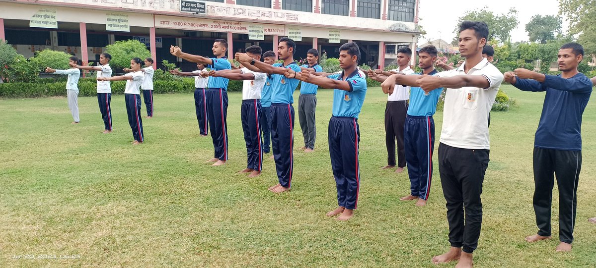LtDrManishsingh's tweet photo. #NCCFORYOGA
Yoga practice by cadets of KS Saket PG College, Ayodhya https://t.co/RuIxZiy2Ib