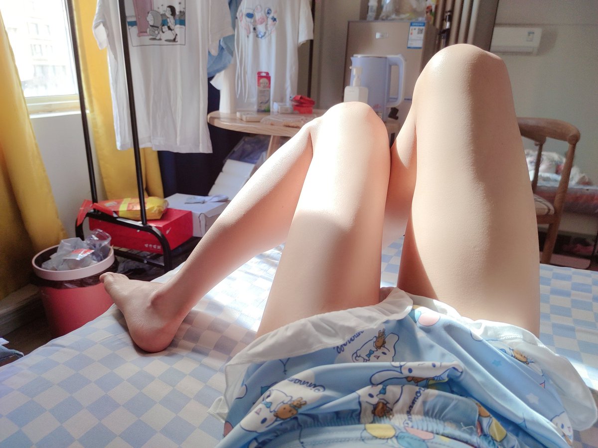 yigeleimiOVO's tweet photo. 发现一只懒猫猫在床上~要赶走还得要抱住呢w https://t.co/MjHTfGO7JC