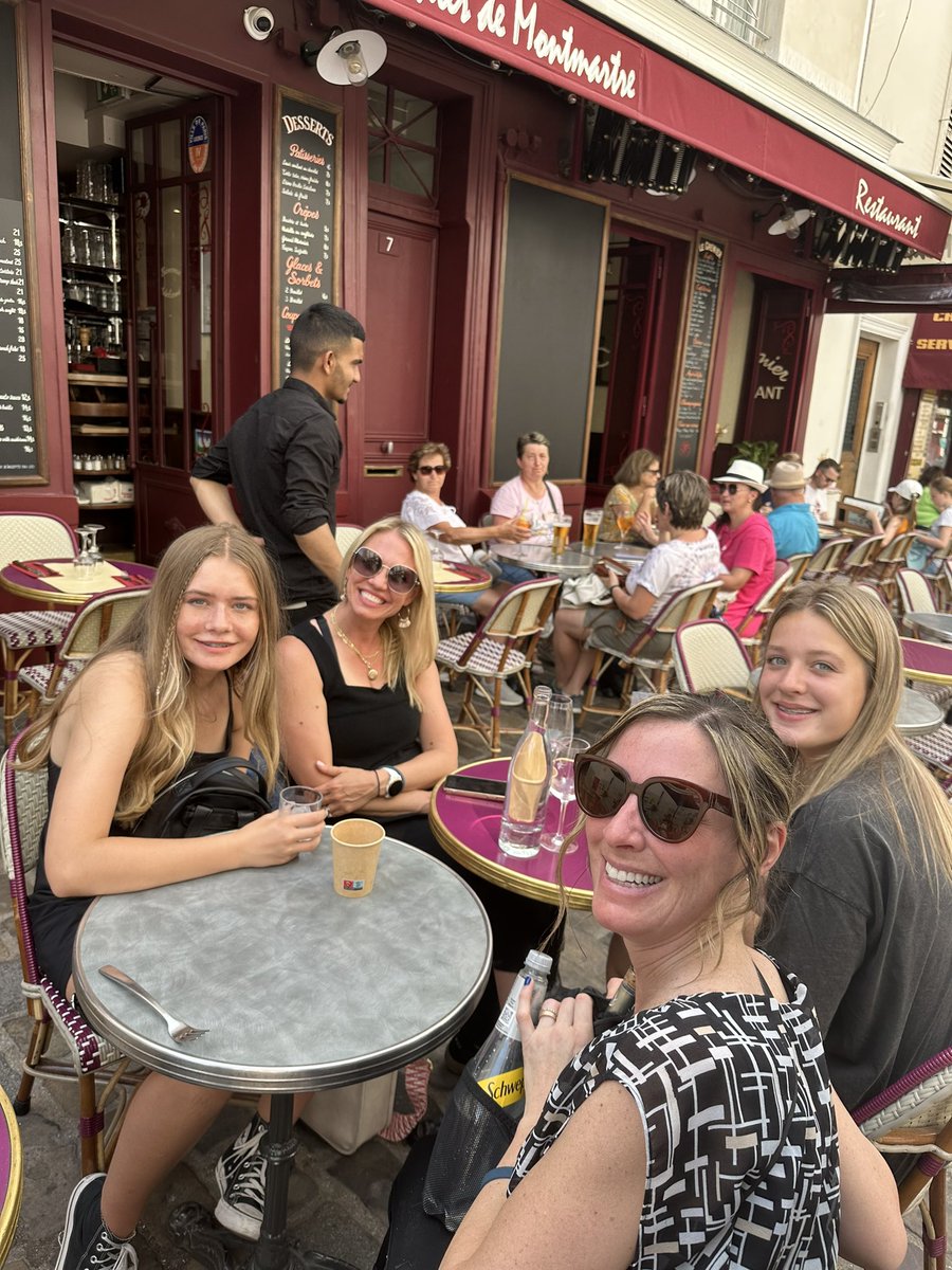BankerBunch232's tweet photo. When in France, do like the French and go to a cafe for a sweet treat… and nab a pic of the Arc de Triomphe!  #middleschooltrip #travelbuddies @DMSIrish @KarrerMS @erms_DCSD @gmsDCSD @smsDCSD @DublinSchools https://t.co/VyhCLgax1c