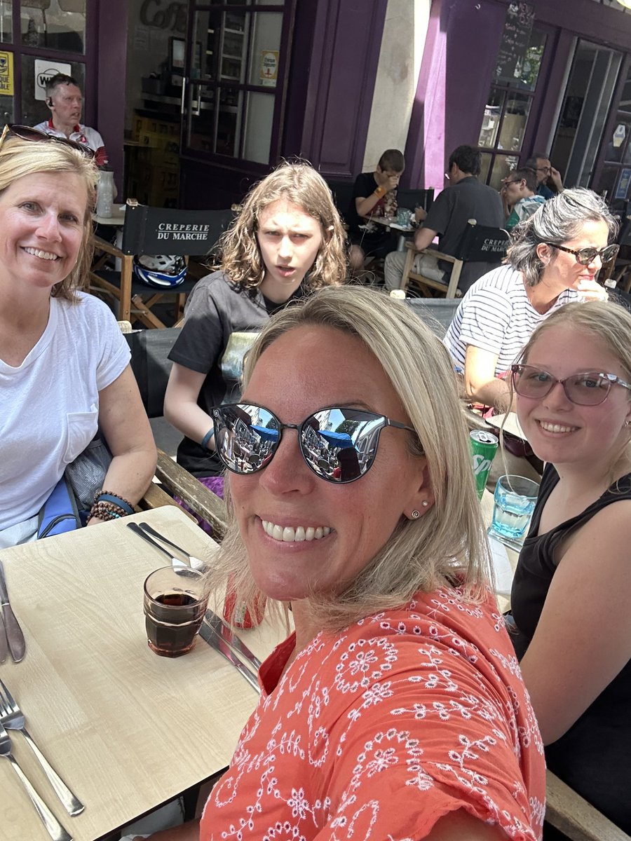 BankerBunch232's tweet photo. When in France, do like the French and go to a cafe for a sweet treat… and nab a pic of the Arc de Triomphe!  #middleschooltrip #travelbuddies @DMSIrish @KarrerMS @erms_DCSD @gmsDCSD @smsDCSD @DublinSchools https://t.co/VyhCLgax1c