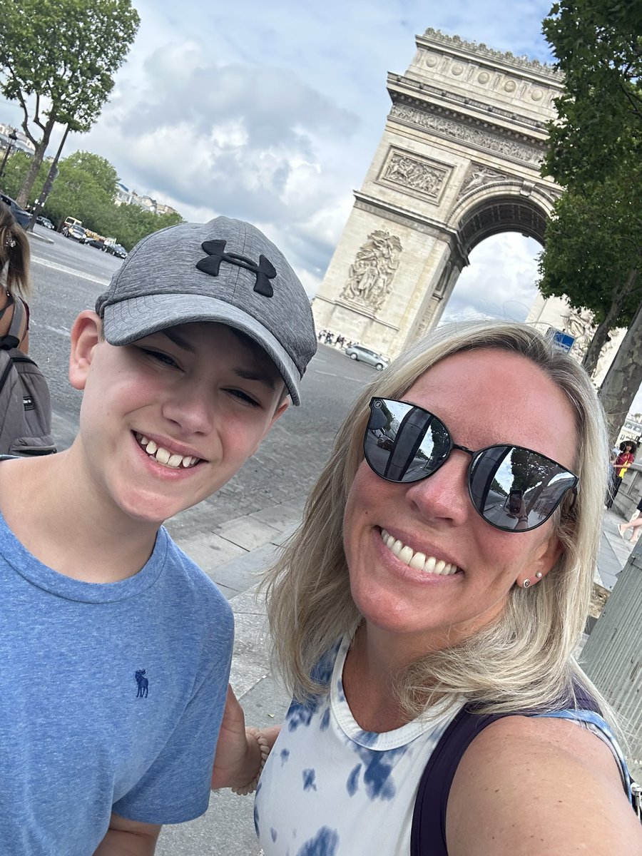 BankerBunch232's tweet photo. When in France, do like the French and go to a cafe for a sweet treat… and nab a pic of the Arc de Triomphe!  #middleschooltrip #travelbuddies @DMSIrish @KarrerMS @erms_DCSD @gmsDCSD @smsDCSD @DublinSchools https://t.co/VyhCLgax1c