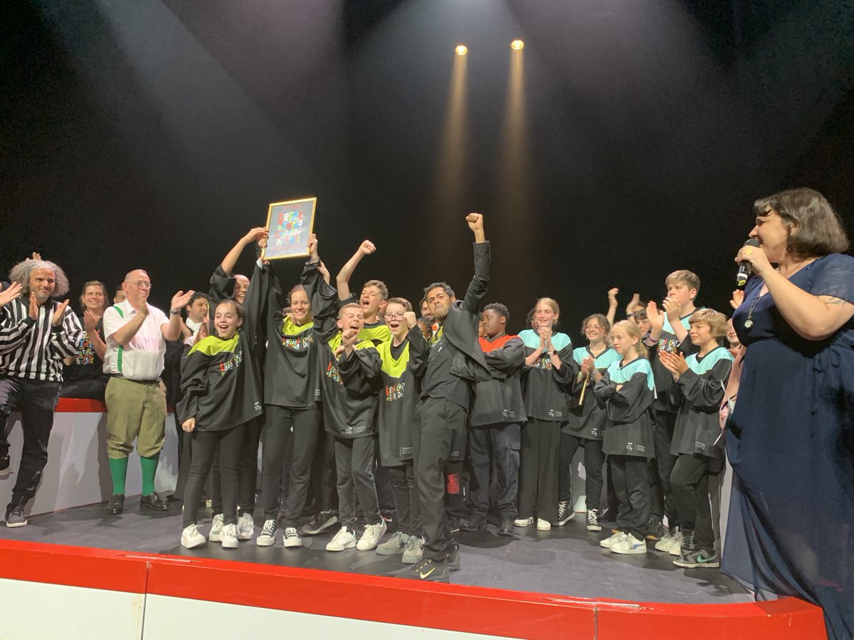 TDG_Grasse's tweet photo. Quelle fierté !!! L'équipe grassoise victorieuse de la finale nationale du Trophée d'Impro Culture et Diversité au @TheatreOdeon  !!! 😁 👏 👏👏
@FondationCD @DebbouzeJamel @AlpesMaritimes 
@AcademieNice @JeromeViaud @villedegrasse https://t.co/DOXpex0fXC