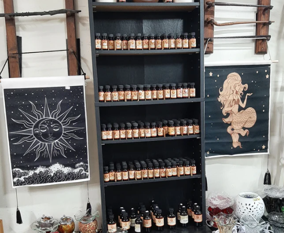 christascott06's tweet photo. Coming up today on #GoodDayLive, we are on Day 2 of my hometown of Brazil, Indiana. Today we feature Age of Aquarius at 506 W National Avenue. Enjoy browsing this unique environment that offers the spiritual and metaphysical supplies for the mind, body and soul. #WTWO https://t.co/wpCk6lA7jr