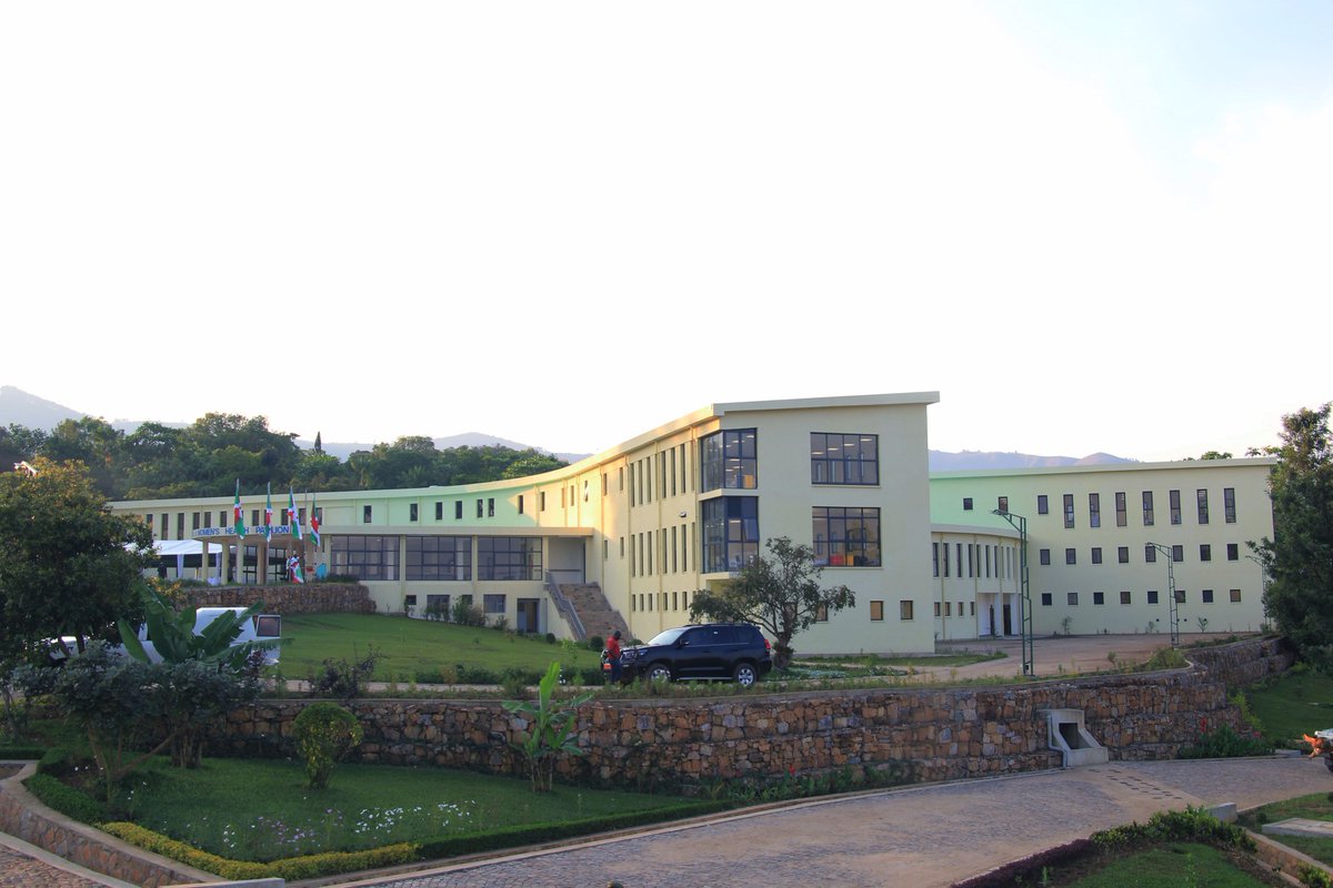 BurundiEco's tweet photo. Le Chef de l'Etat @GeneralNeva inaugure officiellement
l'hôpital moderne de #Kigutu, commune #Vyanda de @Province_Bururi.
Ayant plus de 150 chambres, cet hôpital intègre la santé mentale dans ses services
#Burundi https://t.co/9vzqtNeciz