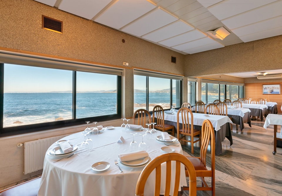 RocamarBaiona's tweet photo. Degustar el mejor marisco de la ría o alguna de nuestras recetas de tradición gallega, mientras disfrutas de la vista a las Islas Cíes ¡no tiene precio!🤩 Visitanos y compruébalo 👌

#Rocamar #Baiona #restaurantegallego #restaurantebaiona https://t.co/wK4aByZTpu