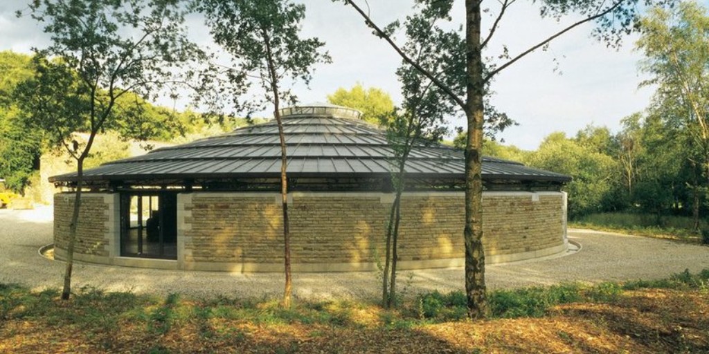 RIBA's tweet image. Remembering Michael Hopkins in ten key buildings.

@RIBAJ picks out landmark buildings that reflect the breadth of Michael Hopkins’ ground-breaking work, from the flyaway lightness of a tented research centre to the Piranesian depths of a new tube station: ow.ly/jeAr50OSxRl