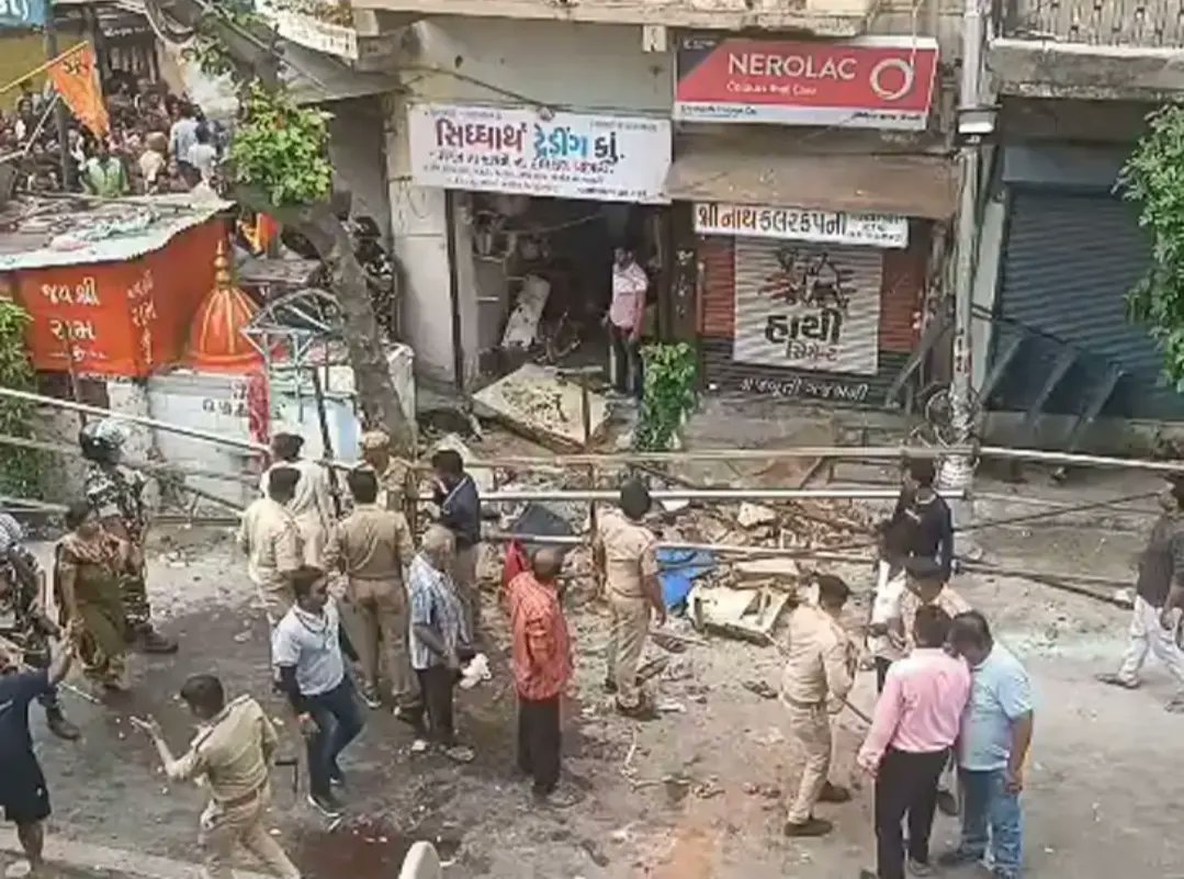 JunagadhPtc's tweet photo. આજ રોજ અમદાવાદ રથયાત્રા દરમ્યાન દરિયાપુર કડીયાનાકા પાસે બનેલ ઘટના માં પી.ટી.સી.નાં તાલીમાર્થી એ.એસ.આઇ. શાર્દુલ ગણપતભાઈ તથા ભાર્ગવભાઈ રાજેશભાઈ નાઓ એ ઉત્તમ કામગીરી કરી ઘણા લોકો નો જીવ બચાવવા ની કામગીરી કરેલ છે
@sanghaviharsh
@GujaratPolice
#JagannathRathYatra_2023 
#Ahmedabad https://t.co/7rgZe2EU2X