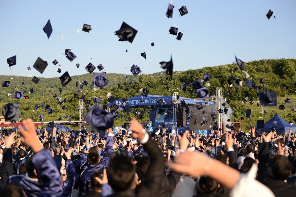 Bartın Üniversitesi (BARÜ) 2022-2023 Akademik Yılı Mezuniyet Töreni büyük bir coşkuyla gerçekleştirildi. Kutlubey Yerleşkesi Mezuniyet Tören Alanı’nda gerçekleştirilen törene Türkiye’nin 81 ilinden ve birçok ülkeden binlerce kişi katıldı.
