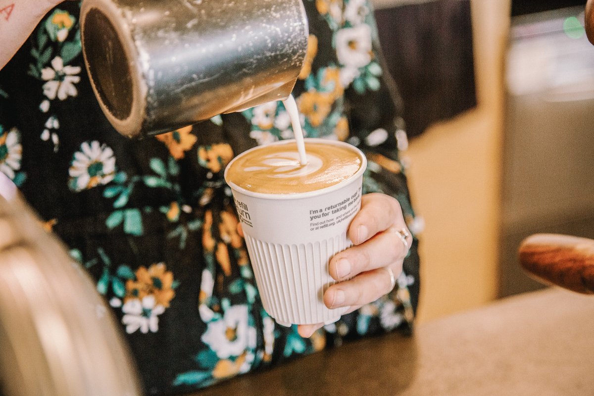 Refill's tweet photo. Introducing our partners @Circularandco🤩the EXCLUSIVE returnable cup provider of our #RefillReturnCup scheme which launched in Bristol last week! Their epic new Circular Returnable Cup is 100% recyclable up to 6 times &amp; designed to last over 500 wash cycles🙌 #BrewedinBristol https://t.co/cYxMbpXeb0