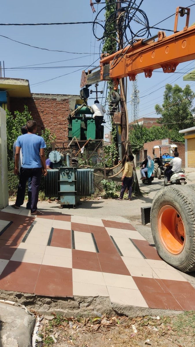aksharmaBharat's tweet photo. भीषण गर्मी के चलते बिजली की खपत ऐतिहासिक रूप से बढ़ी है। साथ ही कई जगह बिजली का अनधिकृत उपयोग होने से विद्युत संरचना पर अप्रत्याशित ज़ोर पड़ रहा है। पिछले तीन दिनों में निम्नांकित रूप से तीन हज़ार से ऊपर ट्रांसफ़ॉर्मर जलने के कारण बदले गये हैं। 

17  जून-  968
18 जून- 1055
19 जून- 1064

इसके अतिरिक्त लगभग 50 ट्रांसफ़ॉर्मर दैनिक उच्चीकृत किए गए हैं। विद्युत कर्मियों से आग्रह है कि इस प्रक्रिया में विलंब न हो। 

सबका सहयोग प्रार्थनीय है। 

#GoodGovernance #HumaraUP @UPPCLLKO @UPGovt @PiyushGoyal @RajKSinghIndia @RSSorg
@narendramodi
@JPNadda @AmitShah @myogiadityanath @Bhupendraupbjp @idharampalsingh @BJP4UP @BJP4India @PMOIndia
