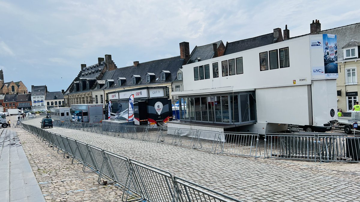 Préparation de l’événement championnat de France 🚴‍♀️ sur route à Cassel, les équipes au taquet pour être prêt le jour J ! De la chambre souterraine au car régie pour les journalistes tout doit être raccordé et fonctionnel 😊…