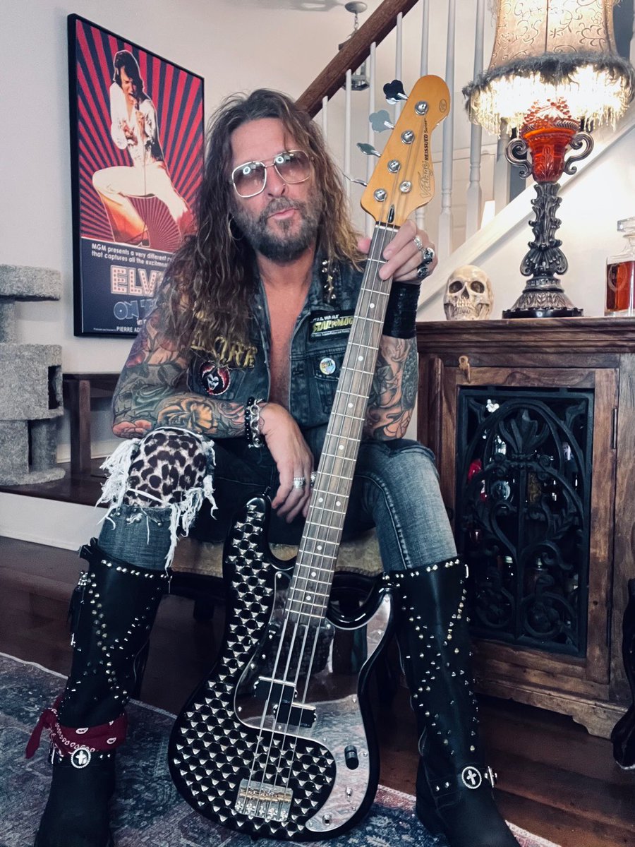 vintageguitars_'s tweet photo. On tour with @acefrehleyofficial , Endorser @ryancook1969 with his US Pro Shop ‘Artist Recipe’ bass.
Modded by Cara Guitars.
Recently installed ‘Gene Simmons’ setup with EMG Pickup and pre-amp
#vintageguitarsus #artistrecipe #ryancook #vintagetone #acefrehley #genesimmons https://t.co/vmTMxTTvrG