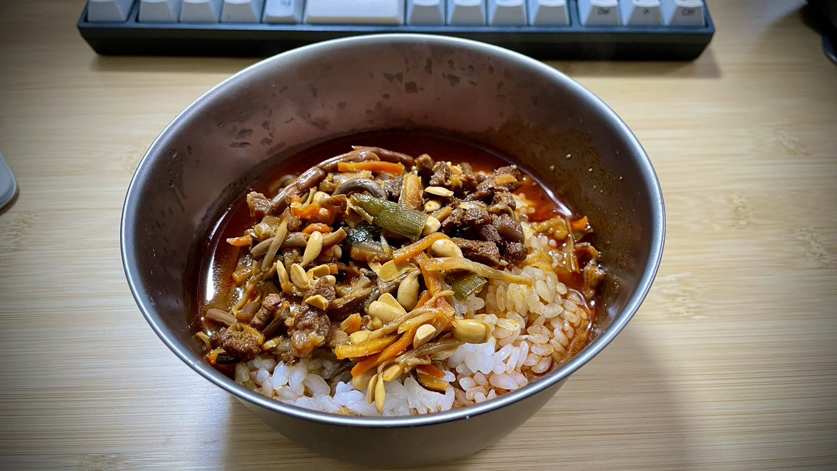 無印良品のユッケジャン。
程よい辛さと肉の旨み、味が染みたぜんまいが美味い。