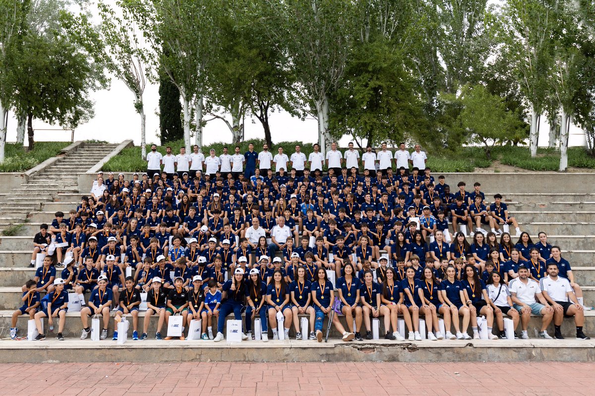 📸 ¡Foto de familia de la Escuela de Fútbol AFE Madrid!

#EscuelasAFE ⚽️🤗