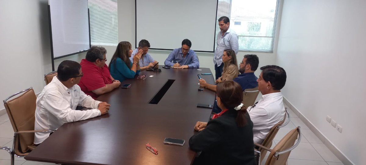 FEDAC informando sobre la realidad del pequeño y mediano productor camaronero,luchando para evitar la quiebra de gente trabajadora y resiliente con tradición familiar en producción de camarón,que aportó y aporta a la economía del país,ignorada y castigada por gobiernos de turno.